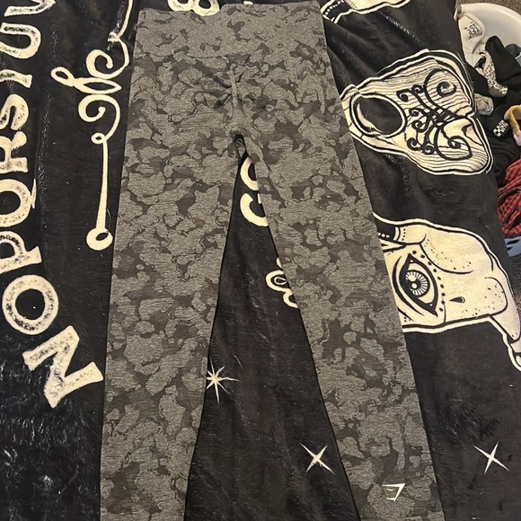 GYMSHARK MEDIUM NEVER WORK CAMO SCRUNCH LEGGINGS - Picture 6 of 6